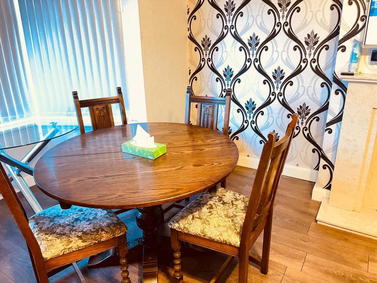 3 Bedroom Holiday House,Close To M6-Express Way To Centre Birmingham Zewnętrze zdjęcie